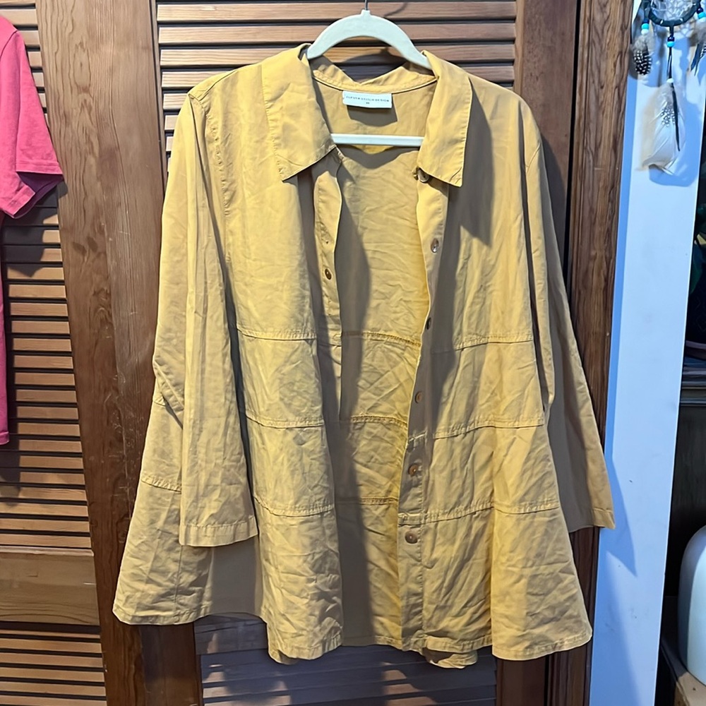 Very wide cut yellow
over-shirt button up